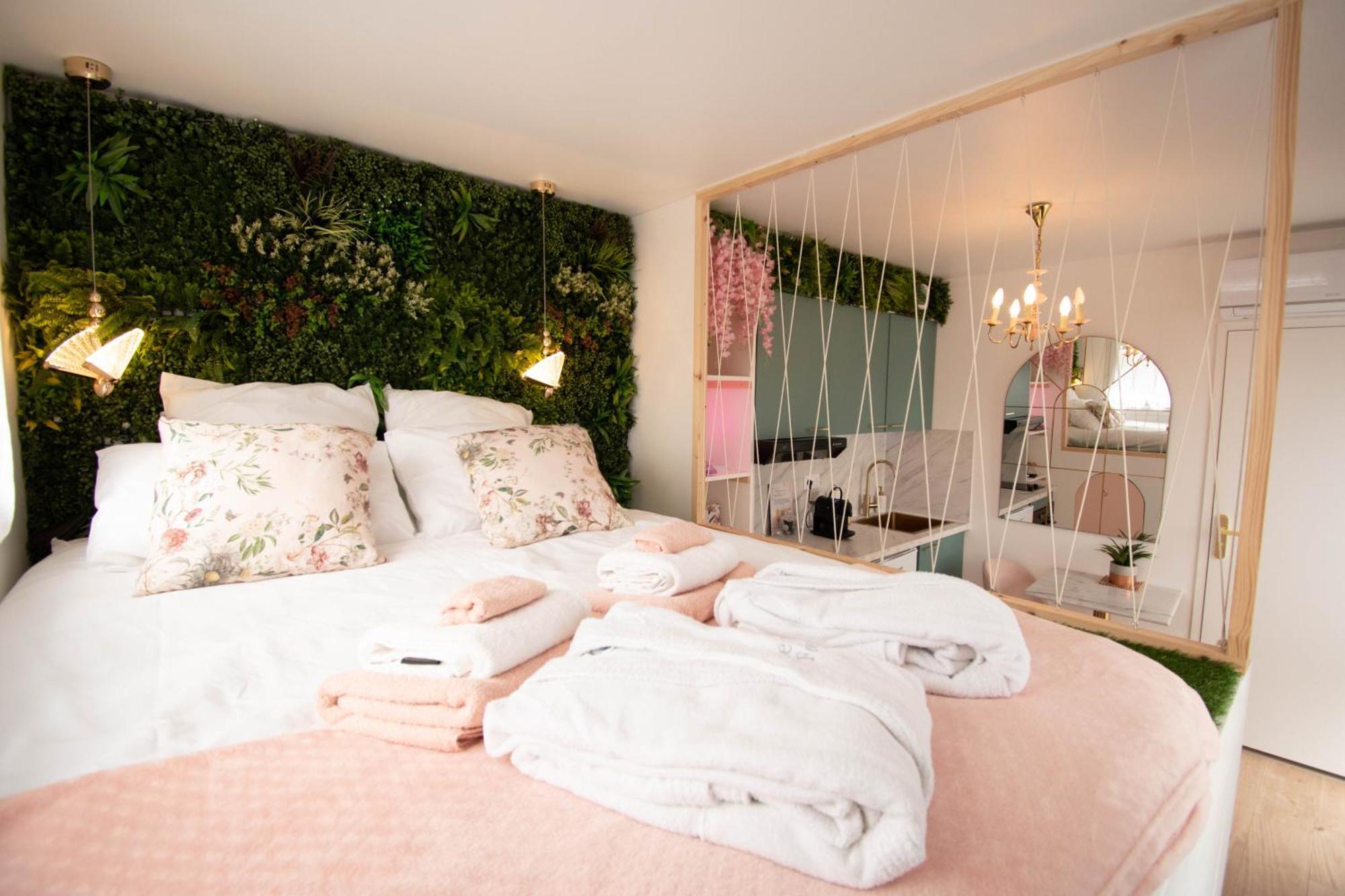 Studio Les 2 Fees - Jacuzzi - Deco Feerique Montfort-sur-Meu Luaran gambar