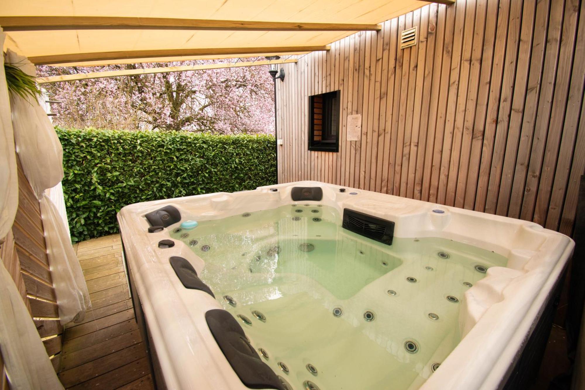 Studio Les 2 Fees - Jacuzzi - Deco Feerique Montfort-sur-Meu Luaran gambar