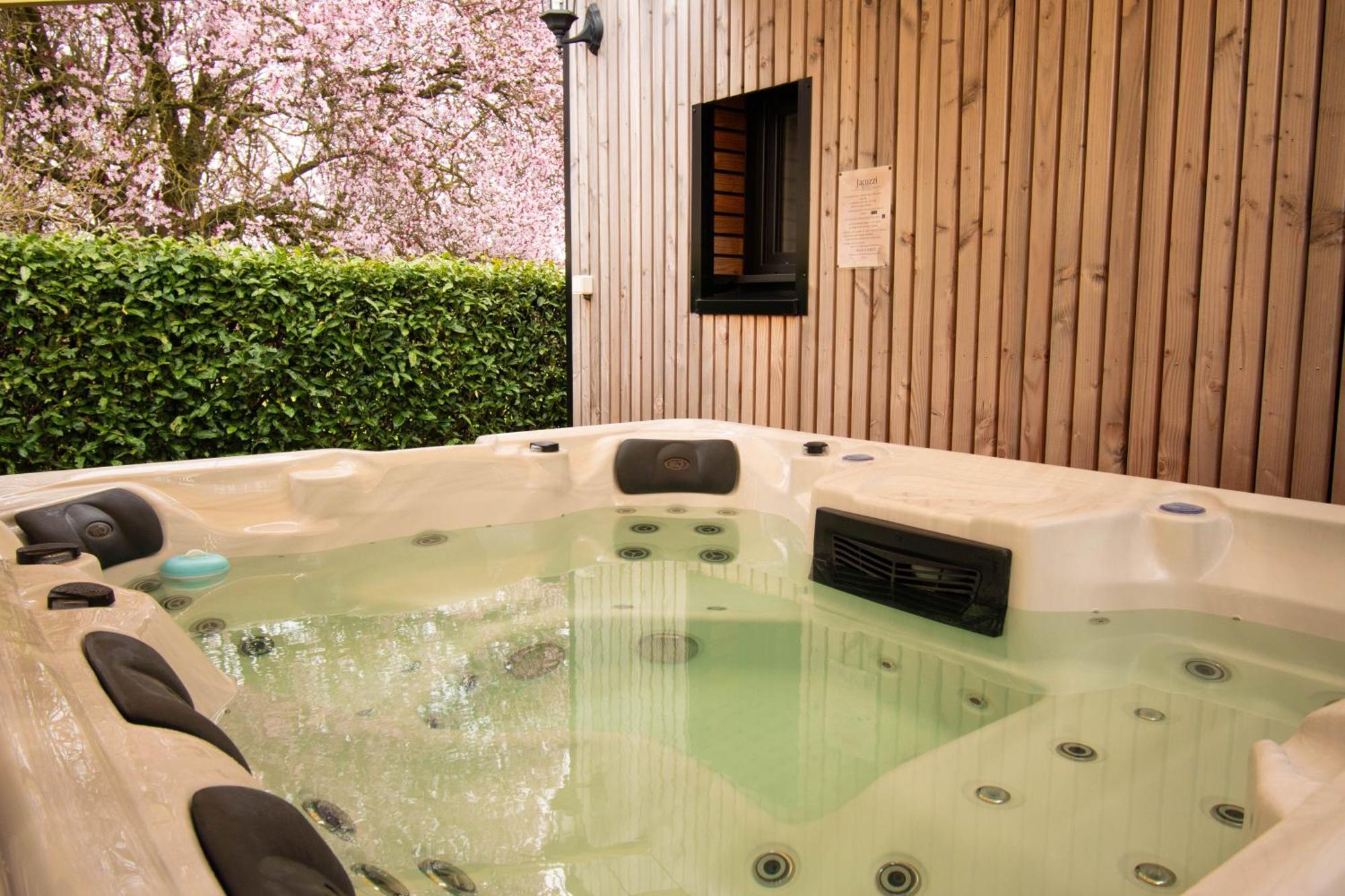 Studio Les 2 Fees - Jacuzzi - Deco Feerique Montfort-sur-Meu Luaran gambar